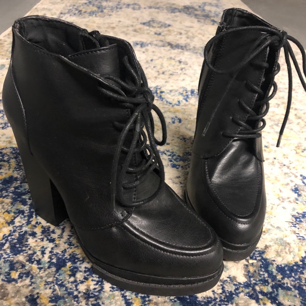 Black lace up booties 😎